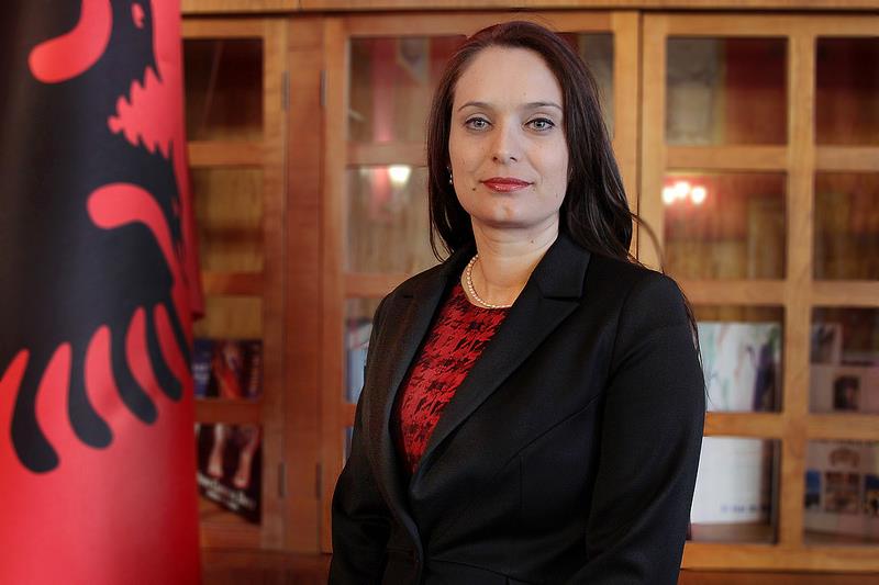 Maks Haxhia e çifti “Hiçka” marrin 5 milionë eurot e para nga 11 milon për godinën “Poli Drejtësisë”, të ngritur mbi truall të v.jedhur Maks Haxhia e çifti “Hiçka” marrin 5 milionë eurot e para nga 11 milon për godinën “Poli Drejtësisë”, të ngritur mbi truall të v.jedhur