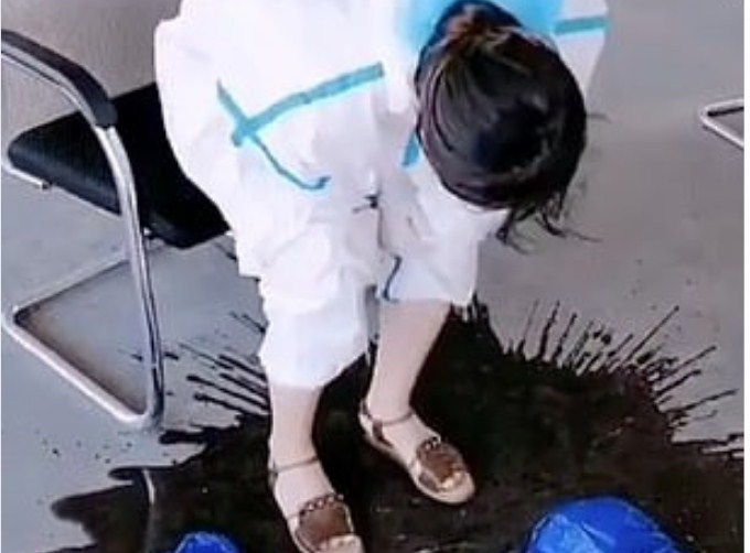 Infermierja përlot botën/ Djersa derdhet “lumë”, pas një turni sfilitës me pacientët e infektuar me Covid-19 Infermierja përlot botën/ Djersa derdhet “lumë”, pas një turni sfilitës me pacientët e infektuar me Covid-19