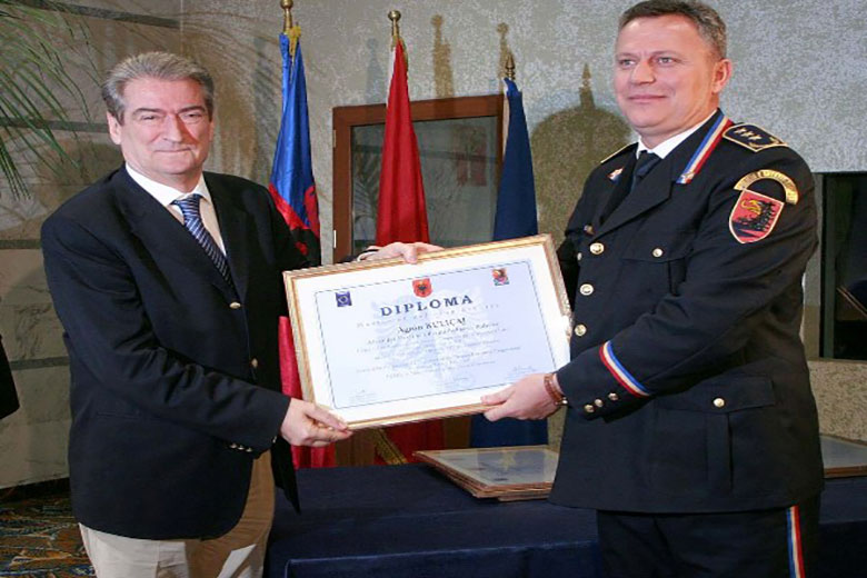 Kabllogrami i SHBA: Agron Kuliçaj i korruptuar, i implikuar në v.ras.jen e 4 policëve nga Dritan Dajti Kabllogrami i SHBA: Agron Kuliçaj i korruptuar, i implikuar në v.ras.jen e 4 policëve nga Dritan Dajti