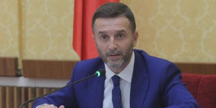 “Në Greqi të shesë detin”! Braçe: ‘Ambasadorët e patriotët’ banalë tani thonë se s’bëri asgjë… të mbajnë sërish “puron” në gojë “Në Greqi të shesë detin”! Braçe: ‘Ambasadorët e patriotët’ banalë tani thonë se s’bëri asgjë… të mbajnë sërish “puron” në gojë