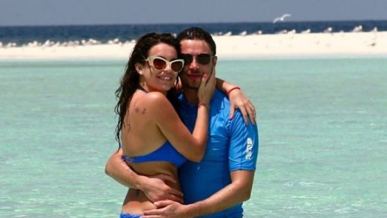 Armina Mevlani e Shkëlzen Berisha, pushime luksoze në jahtin e vilën 2 mijë euro nata mes Sarandës e Korfuzit! Armina Mevlani e Shkëlzen Berisha, pushime luksoze në jahtin e vilën 2 mijë euro nata mes Sarandës e Korfuzit!