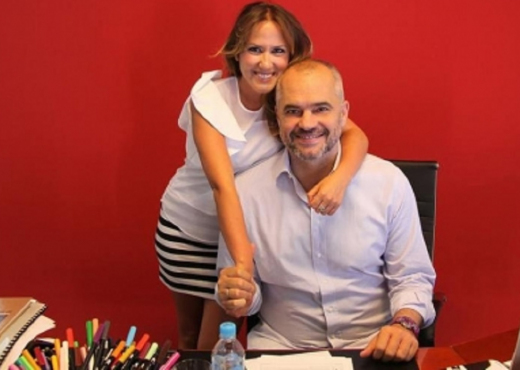 Arbana Osmani emocionohet për dedikimin e Ramës ndaj nënës së tij: “Mund të derdhësh lot pse iku, Ose mund të buzëqeshësh sepse jetoi.” Arbana Osmani emocionohet për dedikimin e Ramës ndaj nënës së tij: “Mund të derdhësh lot pse iku, Ose mund të buzëqeshësh sepse jetoi.”