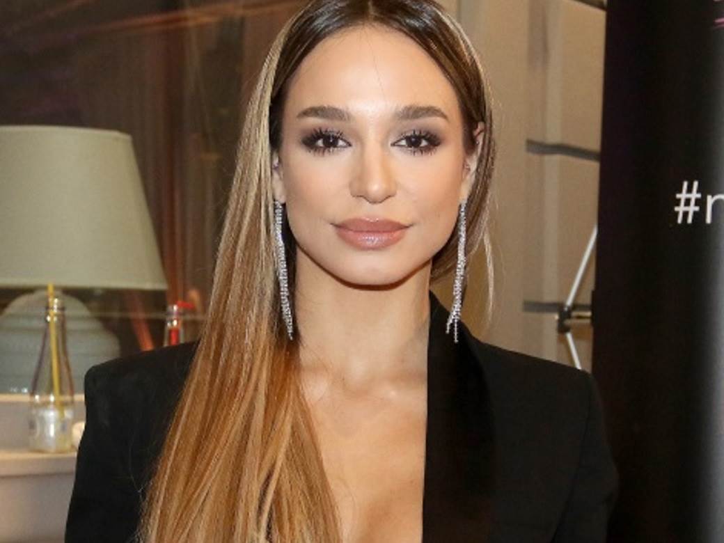 Këngëtarja e njohur provokon serbët: Po, jam shqiptare! Këngëtarja e njohur provokon serbët: Po, jam shqiptare!