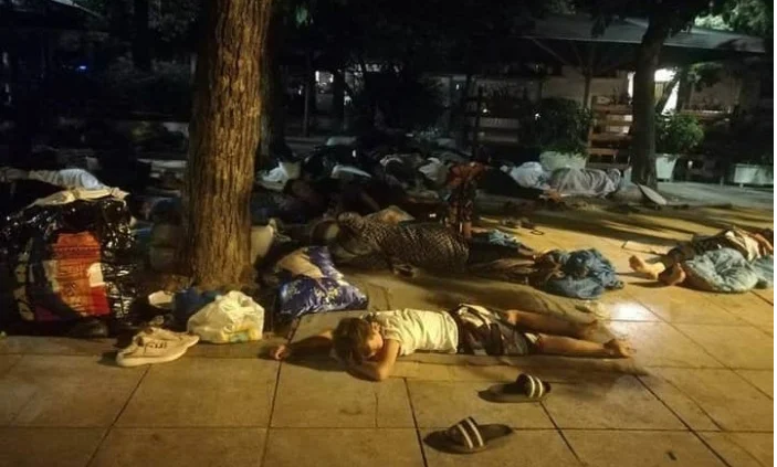 Pamje tronditëse, fëmijë e të rritur që flenë rrugëve të Greqisë, mediet: Qeveria të gjejë urgjent zgjidhje për emigrantët Pamje tronditëse, fëmijë e të rritur që flenë rrugëve të Greqisë, mediet: Qeveria të gjejë urgjent zgjidhje për emigrantët