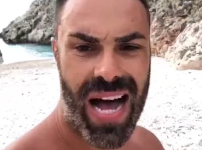 Legena! Revolta e këngëtarit shqiptar në plazhet e jugut: Ky vend vështirë të bëhet ndonjëherë (Foto)