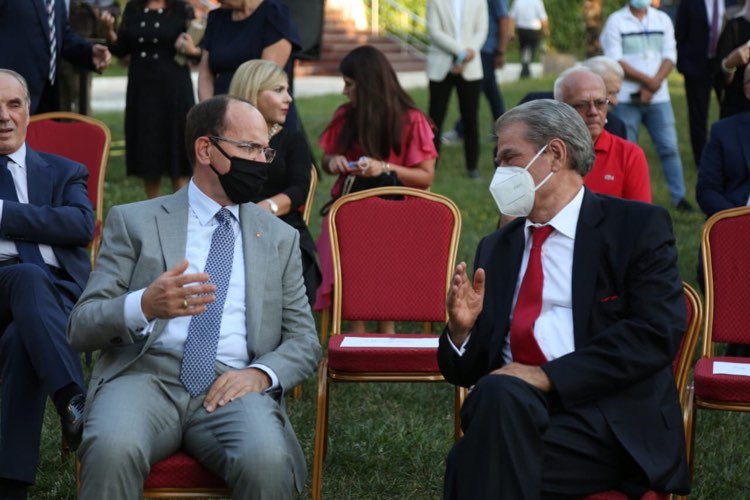 “Fronti opozitar” mblidhet për të nderuar socialistin Meidani, Meta në “prehrin” e Berishës, Berisha i tmerruar nga COVID me çarçaf në fytyrë (Foto)