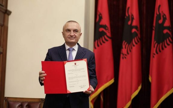 Meta nxiton për datën e zgjedhjeve 2021: Presidenti vihet në lëvizje, i’u dërgon kërkesën partive politike të vendosin ditën e premte Meta nxiton për datën e zgjedhjeve 2021: Presidenti vihet në lëvizje, i’u dërgon kërkesën partive politike të vendosin ditën e premte