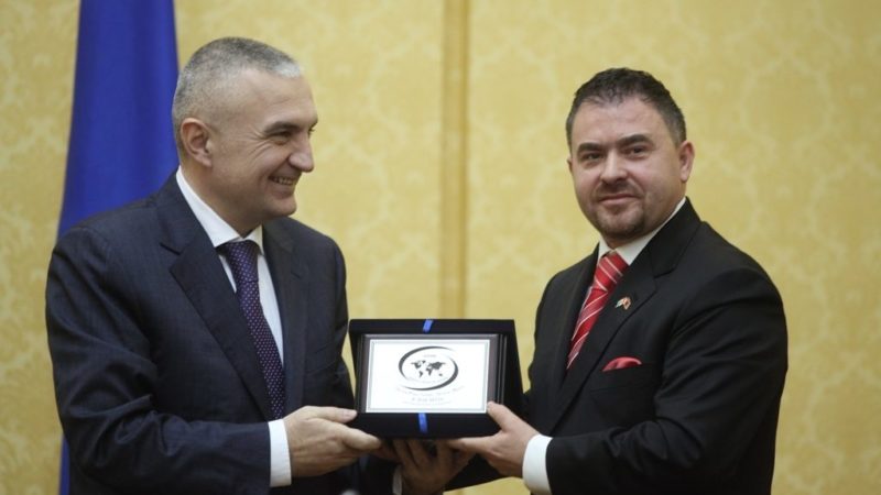 Ilir Meta në mbrojtje të Ylli Ndroqit! Reagon ashpër ndaj Ramës: Këto janë fakte tronditëse dhe alarmante Ilir Meta në mbrojtje të Ylli Ndroqit! Reagon ashpër ndaj Ramës: Këto janë fakte tronditëse dhe alarmante