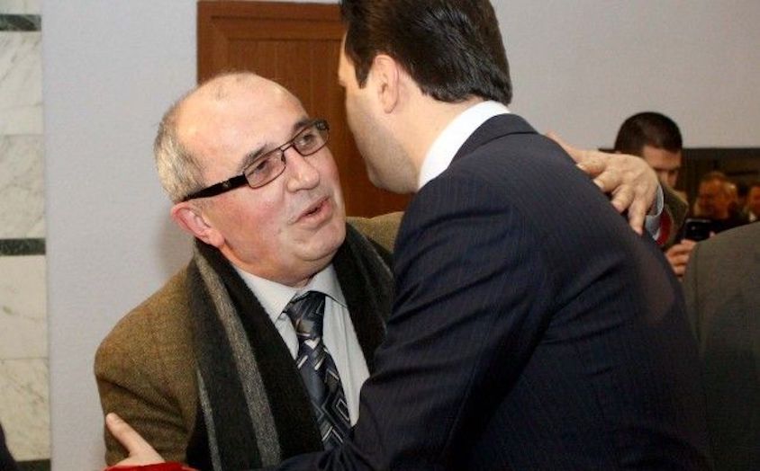 Loja e pisët me 6000 kandidaturat e “Besnikut”, si thikë pas shpine për opozitën dhe LSI Loja e pisët me 6000 kandidaturat e “Besnikut”, si thikë pas shpine për opozitën dhe LSI