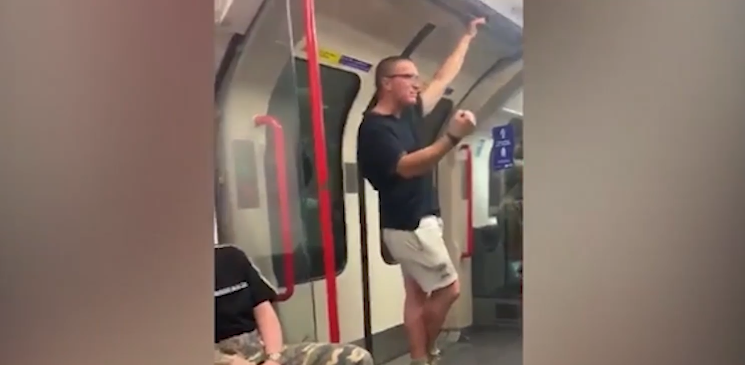 Ofendon pasagjerët me ngjyrë, e shtrijnë përtokë me një grusht (Video) Ofendon pasagjerët me ngjyrë, e shtrijnë përtokë me një grusht (Video)