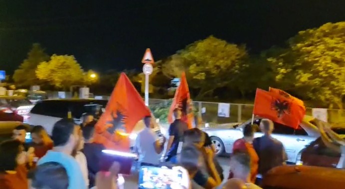 Në festë me flamuj kuq e zi! Koalicionet Shqiptare fitojnë 2 mandate, Gjeloshi: Do të vazhdojmë projektin tonë