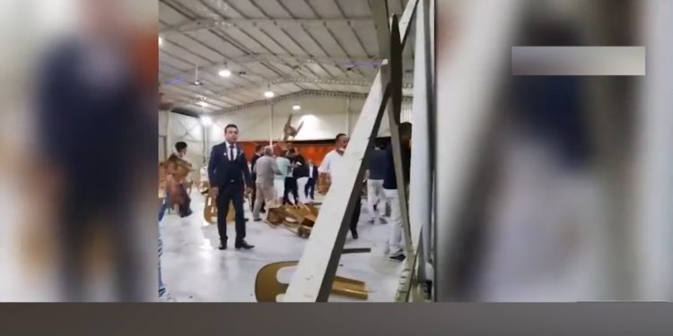 Dasma kthehet në fushëbetejë pasi nuk u luajt vallja e krushqve (Video) Dasma kthehet në fushëbetejë pasi nuk u luajt vallja e krushqve (Video)