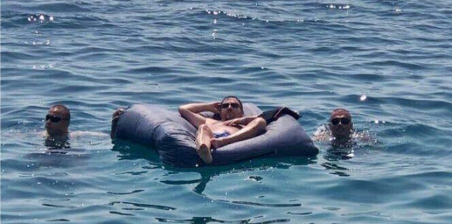 Avokatët e Ylli Ndroqit pas lajmeve të rreme: Është me pushime në jug por s’është rrezikuar nga mbytja në det! Po i bëjnë presion me lajme të pavërteta Avokatët e Ylli Ndroqit pas lajmeve të rreme: Është me pushime në jug por s’është rrezikuar nga mbytja në det! Po i bëjnë presion me lajme të pavërteta