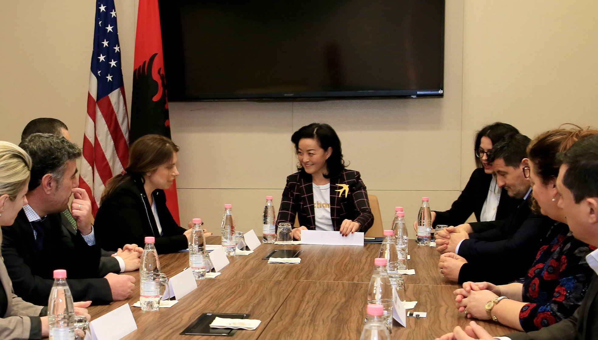 SHBA-BE rrënojnë planet e politikës për të kapur Gjykatën e Lartë, ndërkombëtarët marrin në dorë emërimet.. SHBA-BE rrënojnë planet e politikës për të kapur Gjykatën e Lartë, ndërkombëtarët marrin në dorë emërimet..