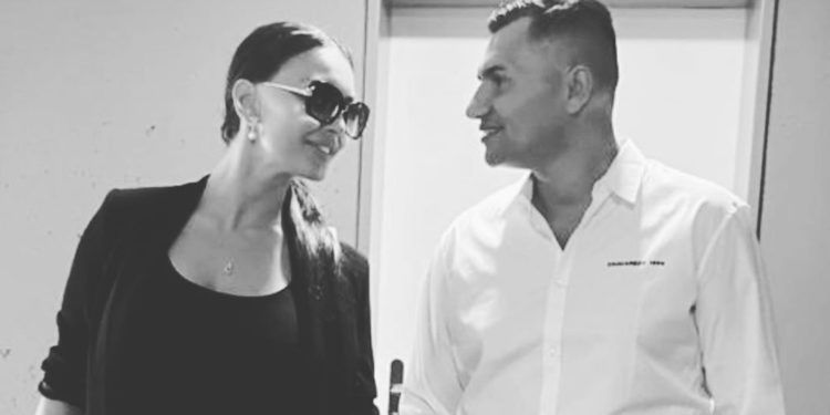 Këngëtarja e njohur shqiptare rrëfen për herë të parë si u njoh me biznesmenin turk: Nga trëndafili prej letre, tek roli i mamasë së saj tek komunikimi me ‘google translate’ e karantina Këngëtarja e njohur shqiptare rrëfen për herë të parë si u njoh me biznesmenin turk: Nga trëndafili prej letre, tek roli i mamasë së saj tek komunikimi me ‘google translate’ e karantina