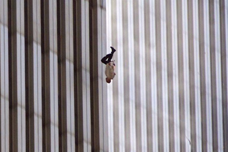 Misteri i një fotoje nga 11 Shtatori: Kush është njeriu që hidhet nga Kullat Binjake? Misteri i një fotoje nga 11 Shtatori: Kush është njeriu që hidhet nga Kullat Binjake?