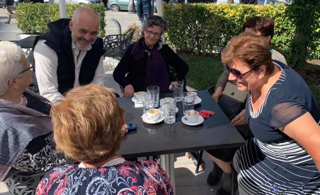 Rama i qeshur në kafe: Me gjyshet vlonjate dhe nipat e mbesat e tyre Rama i qeshur në kafe: Me gjyshet vlonjate dhe nipat e mbesat e tyre