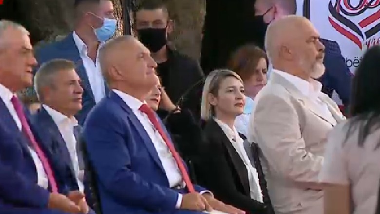 Ceremonia në Vlorë: Meta ëndërron dhe qesh me vete, tund këmbën mes Ruçit dhe Ramës: Kryeministri i çuditur ngre sytë nga qielli dhe pyet Zotin… Ceremonia në Vlorë: Meta ëndërron dhe qesh me vete, tund këmbën mes Ruçit dhe Ramës: Kryeministri i çuditur ngre sytë nga qielli dhe pyet Zotin…