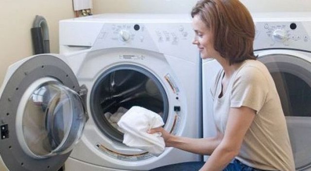 Larja e rrobave paska një sekret: Ja ç’duhet të bëni para se t’i fusni në lavatriçe, do ju dalin akull të bardha, njihuni me trukun e thjeshtë Larja e rrobave paska një sekret: Ja ç’duhet të bëni para se t’i fusni në lavatriçe, do ju dalin akull të bardha, njihuni me trukun e thjeshtë