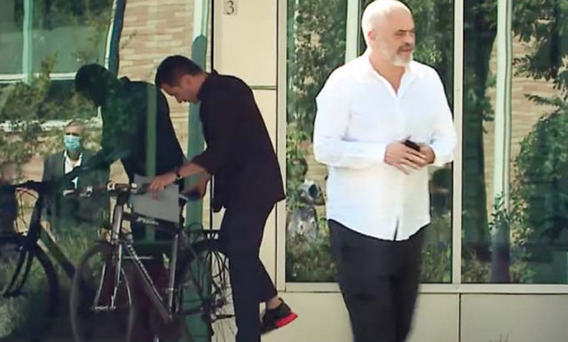 Mbledhja me drejtuesit politik në qarqe: Ramës i ndodh situata e “papritur” me qytetarin para selisë së PS (Video) Mbledhja me drejtuesit politik në qarqe: Ramës i ndodh situata e “papritur” me qytetarin para selisë së PS (Video)