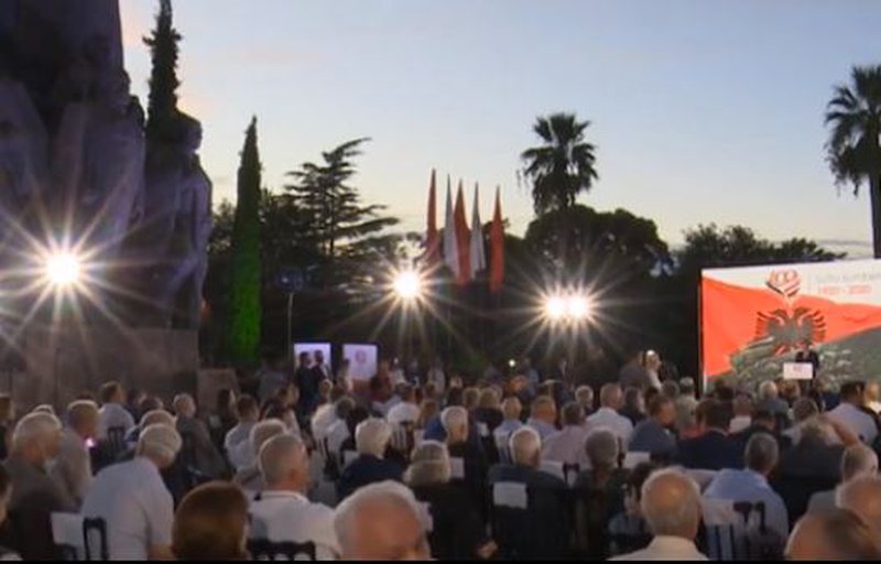 Rama mban fjalën në ceremoninë e 100-vjetorit të Luftës së Vlorës, zëri i një vizitori të vogël merr të gjithë vëmendjen Rama mban fjalën në ceremoninë e 100-vjetorit të Luftës së Vlorës, zëri i një vizitori të vogël merr të gjithë vëmendjen