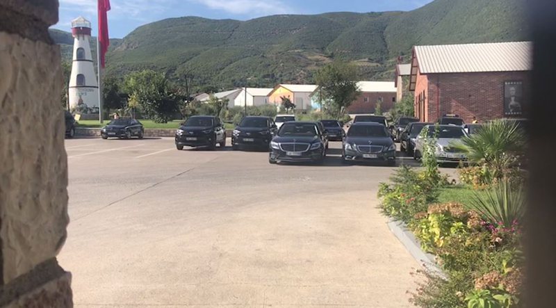 Krerët e bashkive valë kritikash ministrave në takimin me Ramën: Shefi i qeverisë kërkon 800 mijë vota, punësimet në dorë të Braçes Krerët e bashkive valë kritikash ministrave në takimin me Ramën: Shefi i qeverisë kërkon 800 mijë vota, punësimet në dorë të Braçes