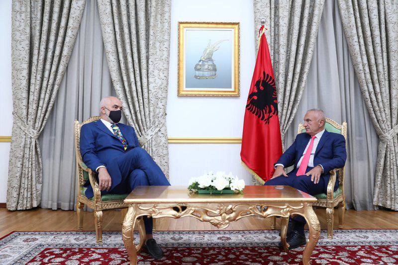 Video me batutat  “flesh”! Përfundon takim Rama Meta: Maxhoranca e gatshme për zhvillimin e zgjedhjeve në çdo datë  Ja data e vetme që përjashton kryeministri Rama