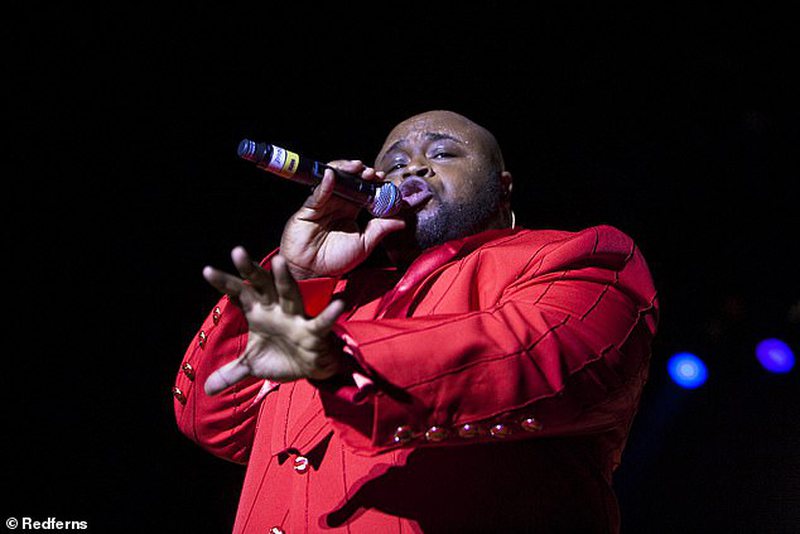 Këngëtari i njohur amerikan humb betejën me Covid-19 në moshë të re, djali i tij prek me dedikimin: I lutem Zotit të… Këngëtari i njohur amerikan humb betejën me Covid-19 në moshë të re, djali i tij prek me dedikimin: I lutem Zotit të…