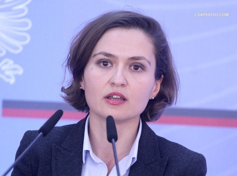 “O të rrofsha hesapet”! Gazetari ironizon me ministren Besa Shahini, pas njoftimit për largimin nga Shqipëria dhe qeveria: Gjynah ta krypësh shpirtin, por…