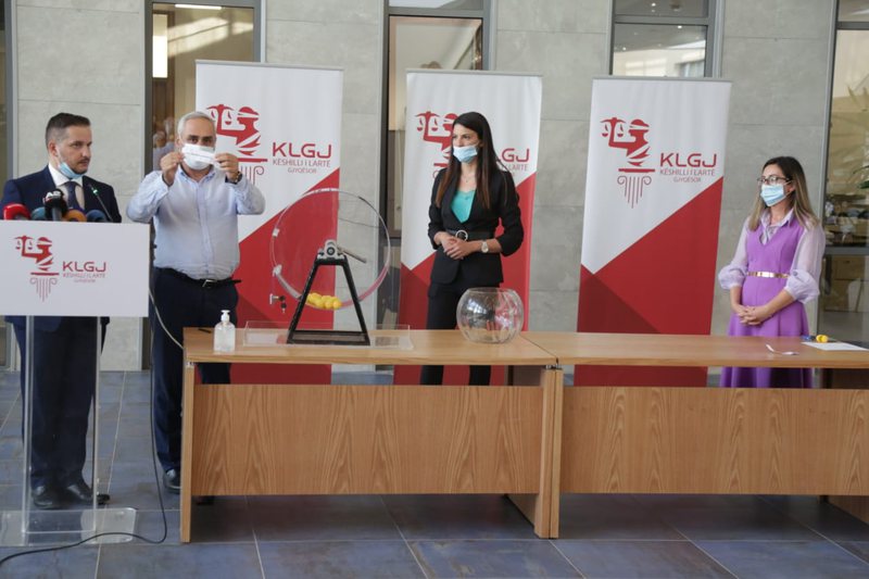 Hidhet shorti për anëtarët e Kolegjit Zgjedhor, ja kush janë 8 emrat që do të monitorojnë procesin e 25 prillit, mbetet jashtë Dvorani