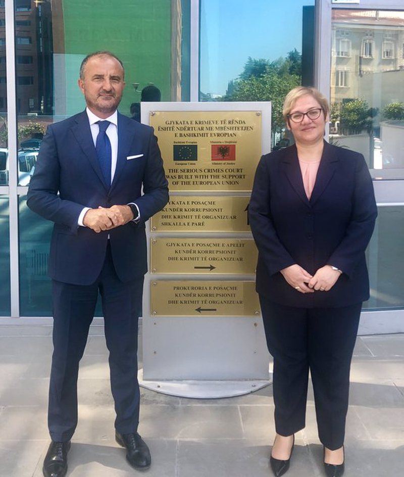 Ndërkombëtarët sytë te BKH: Soreca kërkon arrestime të bujshme për negociatat Kim thirrje më të mirëve të aplikojnë për hetues Ndërkombëtarët sytë te BKH: Soreca kërkon arrestime të bujshme për negociatat Kim thirrje më të mirëve të aplikojnë për hetues