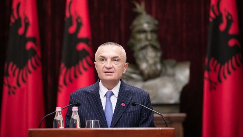 Njeriu i bllokut 700 mijë euro kërkon luftë antikorrupsion, sfidon amerikanët dhe sulmon SPAK, kërkon përmbysje edhe të qeverisë Njeriu i bllokut 700 mijë euro kërkon luftë antikorrupsion, sfidon amerikanët dhe sulmon SPAK, kërkon përmbysje edhe të qeverisë