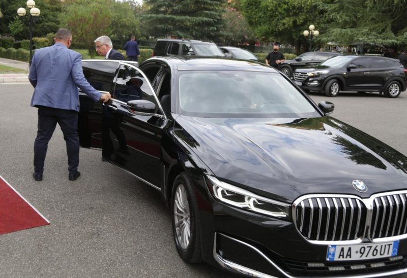 “Ordinerë, larot virtualë dhe tutorët e tyre nuk janë të panjohur”! Sandër Lleshaj reagon për makinën 100 mijë euroshe dhe lëshon paralajmërimin e fortë: Përgjigjja për ta do të jetë… “Ordinerë, larot virtualë dhe tutorët e tyre nuk janë të panjohur”! Sandër Lleshaj reagon për makinën 100 mijë euroshe dhe lëshon paralajmërimin e fortë: Përgjigjja për ta do të jetë…