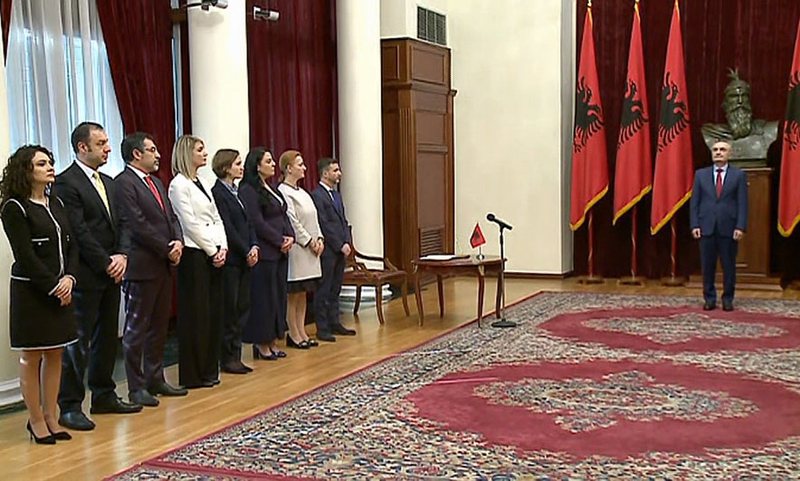 Mazhoranca i lidh duart Ilir Metës! Ligji organik për presidentin gati brenda 15 tetorit: Ja kompetencat që pritet t’i rrudhen Mazhoranca i lidh duart Ilir Metës! Ligji organik për presidentin gati brenda 15 tetorit: Ja kompetencat që pritet t’i rrudhen