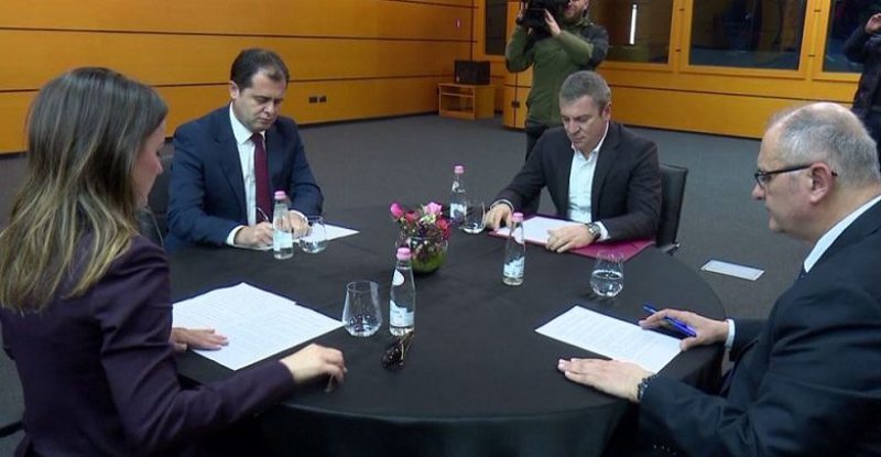 Opozita bojkoton mbledhjen e Këshillit Politik, për të mbajtur peng ndryshimet kushtetuese Opozita bojkoton mbledhjen e Këshillit Politik, për të mbajtur peng ndryshimet kushtetuese