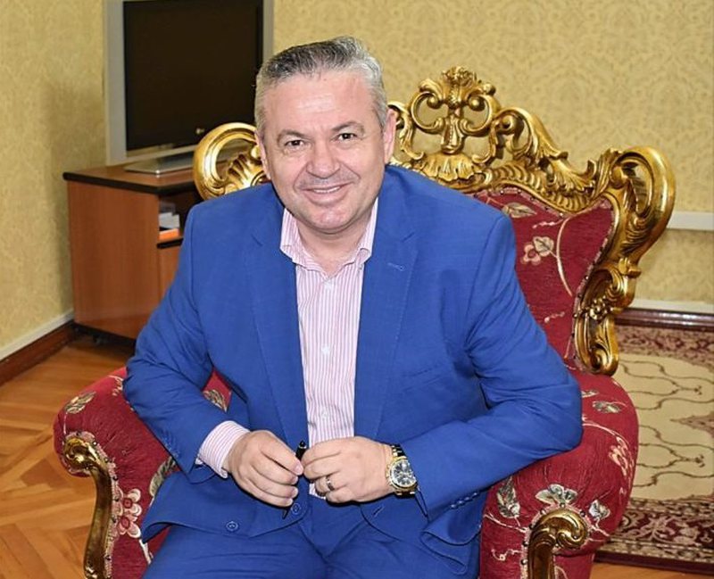 I drejtohet me gafën e Petrit Vasilit që po thyen rrjetin! Murrizi nuk përmbahet ndaj Gjiknurit dhe i jep “ultimatumin”: Nuk ka as bir nëne as bir ku**e që të tallet me… I drejtohet me gafën e Petrit Vasilit që po thyen rrjetin! Murrizi nuk përmbahet ndaj Gjiknurit dhe i jep “ultimatumin”: Nuk ka as bir nëne as bir ku**e që të tallet me…