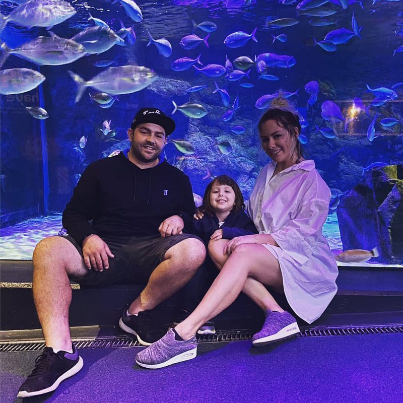 U largua nga Shqipëria 3 vite më parë, këngëtari i njohur shpërthen i revoltuar: “Qëllimisht po pështyhet mbi atë vend, turp”!