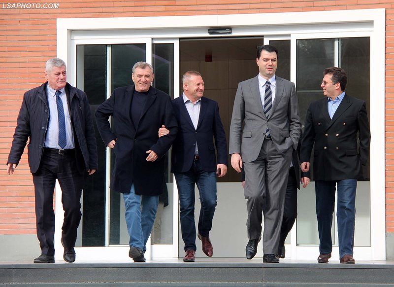 Drafti për Kodin Zgjedhor fundos partitë e vogla, PD legjitimon propozimet e PS, LSI me PDIU marrin tatëpjetën Drafti për Kodin Zgjedhor fundos partitë e vogla, PD legjitimon propozimet e PS, LSI me PDIU marrin tatëpjetën