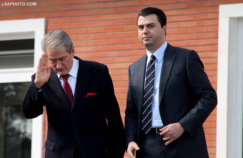 Lulzim Basha mes dy zjarreve për rikandidimin e Berishës, rrezikon të hyjë në luftë me amerikanët, SHBA kundër ish-kryeministrit Lulzim Basha mes dy zjarreve për rikandidimin e Berishës, rrezikon të hyjë në luftë me amerikanët, SHBA kundër ish-kryeministrit