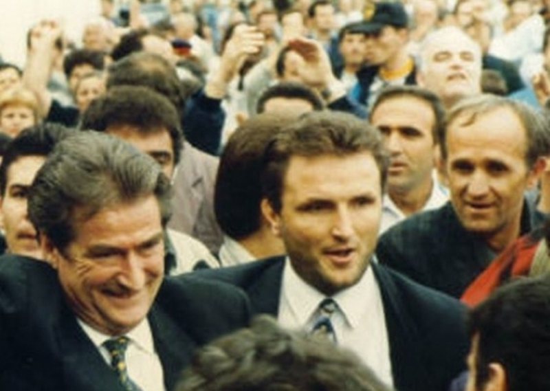 Dosja e Azem Hajdarit/ Ja si Sali Berisha iu shmang drejtësisë: Refuzoi mbi 50 thirrje nga gjykatat dhe prokuroria Dosja e Azem Hajdarit/ Ja si Sali Berisha iu shmang drejtësisë: Refuzoi mbi 50 thirrje nga gjykatat dhe prokuroria