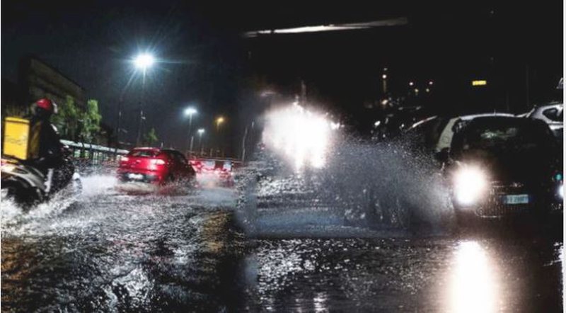 Çmendet moti! Stuhia e fuqishme pushton Romën, përmbytje dhe kaos: Autoritetet dalin me thirrjen e fortë për qytetarët (Video) Çmendet moti! Stuhia e fuqishme pushton Romën, përmbytje dhe kaos: Autoritetet dalin me thirrjen e fortë për qytetarët (Video)