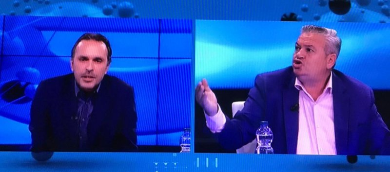 “Je me vite dritë larg myzeqarëve”! Plas sherri në emision, Murrizi kapet keq me anal-istin e fisit Mërtiri “Je me vite dritë larg myzeqarëve”! Plas sherri në emision, Murrizi kapet keq me anal-istin e fisit Mërtiri