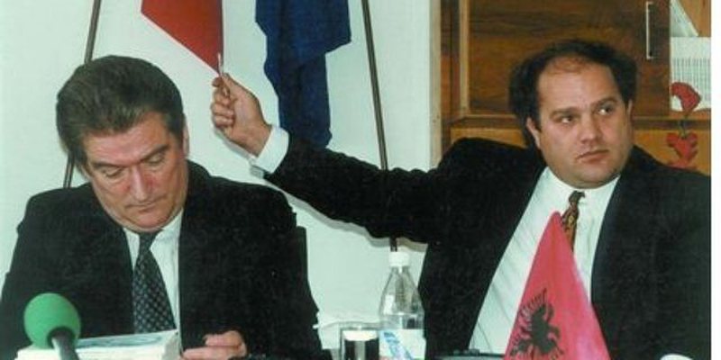 E pyesin nëse do shkojë në gjyq për vrasjen e Azem Hajdarit, ja çfarë i ndodhi Sali Berishës ‘live’ në emision E pyesin nëse do shkojë në gjyq për vrasjen e Azem Hajdarit, ja çfarë i ndodhi Sali Berishës ‘live’ në emision