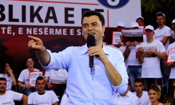 Intelektualët e Lulit/ Basha gjen “binjakun siamez” zbathur (Foto) Intelektualët e Lulit/ Basha gjen “binjakun siamez” zbathur (Foto)