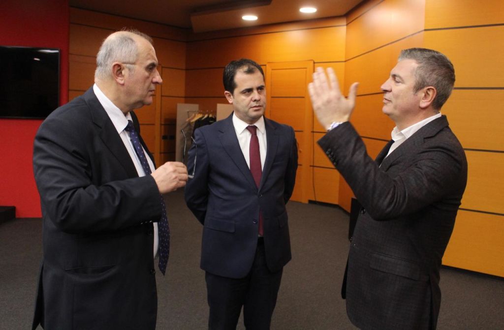 Një përgjigjie për Oerdin dhe Petritin