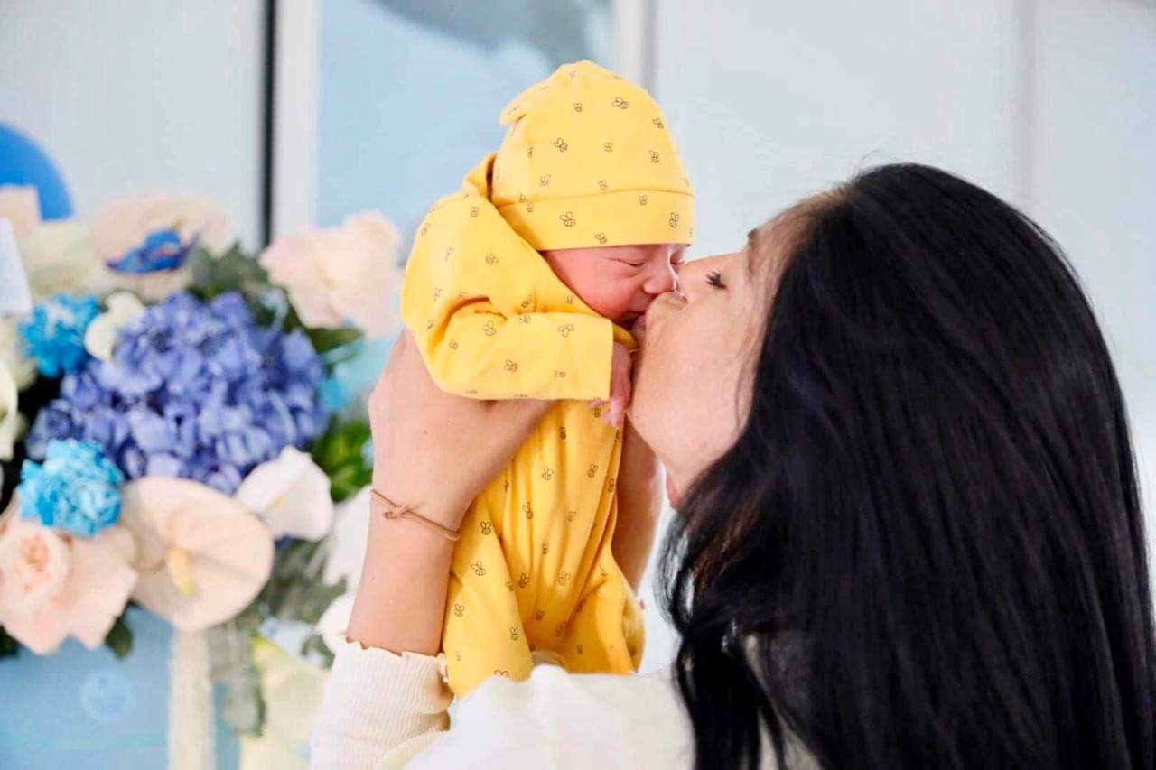 Nëna e re reagon pas shkrimit në “Syrin” e Çim Pekut të Zenit: Nuk jam unë ajo që pretendon, kam marrë gjithçka me takon