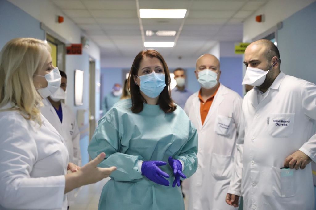 Nis takimi i Ramës me mjekët në Kryeministri, të pranishëm Manastirliu dhe drejtori i QSUT, zbardhen detaje Nis takimi i Ramës me mjekët në Kryeministri, të pranishëm Manastirliu dhe drejtori i QSUT, zbardhen detaje