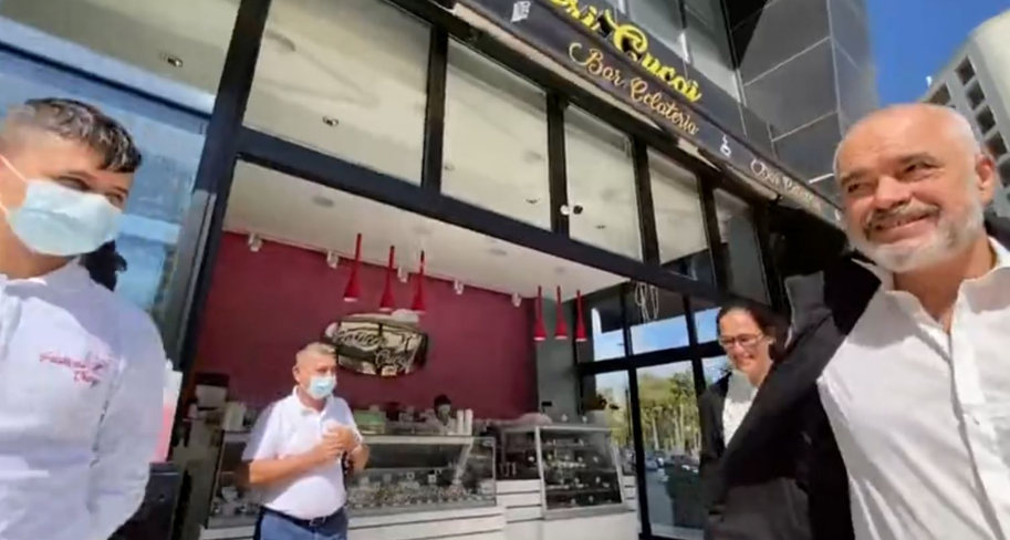 “Kanë ardhur inspektorët për akullore?” Rama batuta në Vlorë: Thirri mendjes, PD si hudhër, e vendosim aty për të mos marrë mësysh “Kanë ardhur inspektorët për akullore?” Rama batuta në Vlorë: Thirri mendjes, PD si hudhër, e vendosim aty për të mos marrë mësysh