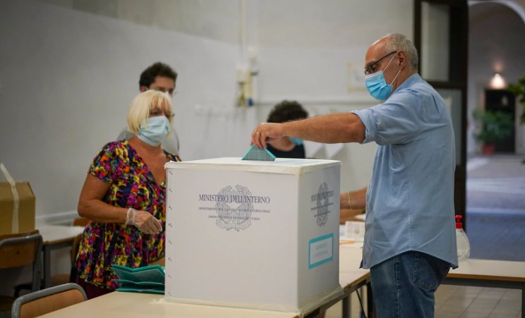 Mbyllen zgjedhjet në Itali, 60-64% pro për shkurtimin e numrit të deputetëve