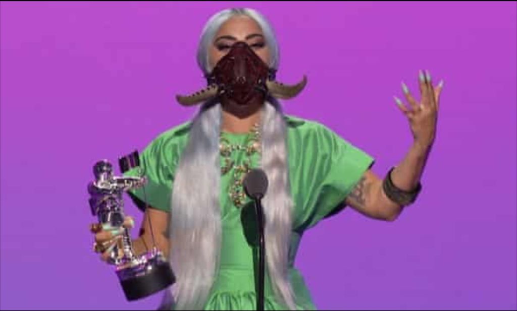 Përfshirja e maskave në industrinë e modës po kalon çdo limit Përfshirja e maskave në industrinë e modës po kalon çdo limit